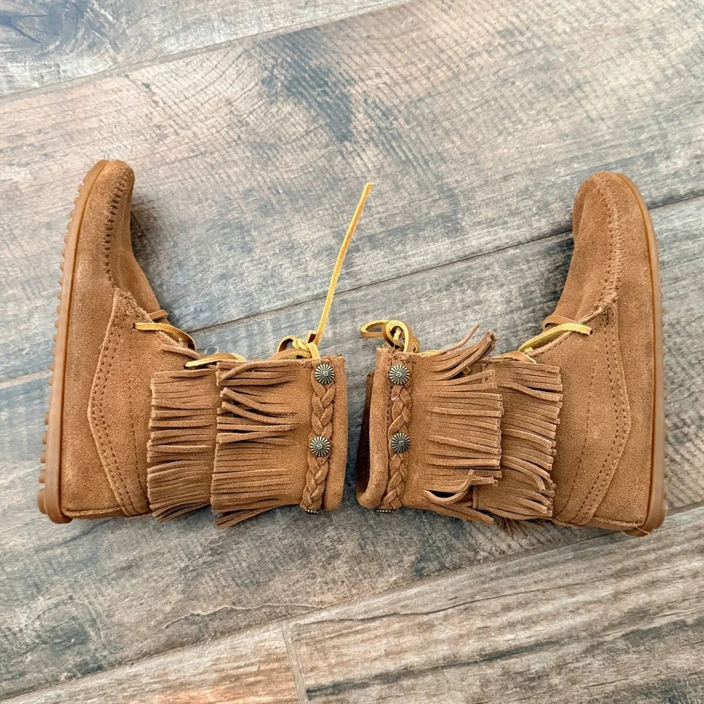 Minnetonka Women's Double Fringe Tramper Boot, Brown, 5
